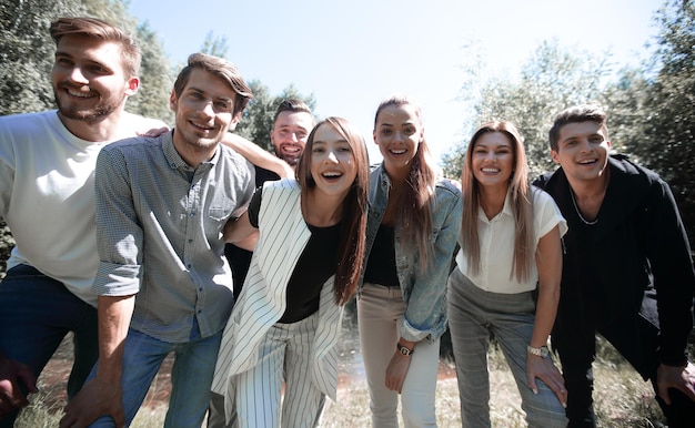 Creatief zakelijk team dat samen staat en kijkt naar de levensstijl van de camera