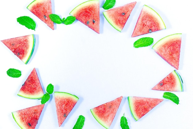 Creatief zomervoedselconcept Watermeloenpatroon Sappige plakjes rijpe rode watermeloen en muntblad