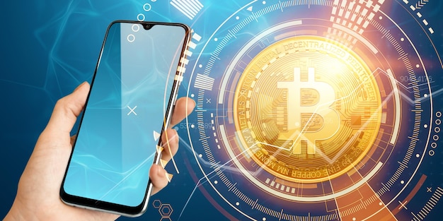 Creatieve achtergrond, bitcoin-munt in een smartphone met analysegegevens, elektronisch geld. Blockchain-overdrachtsconcept, cryptocurrency, gegevenscodering. Gemengde media.