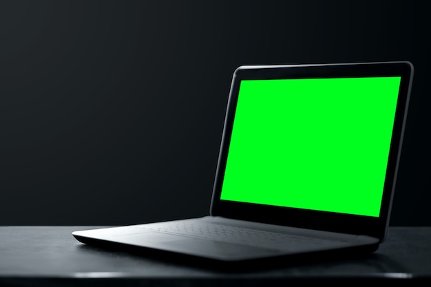 Creatieve achtergrond donkere laptop staat op een donkere achtergrond. Modern technologieconcept.