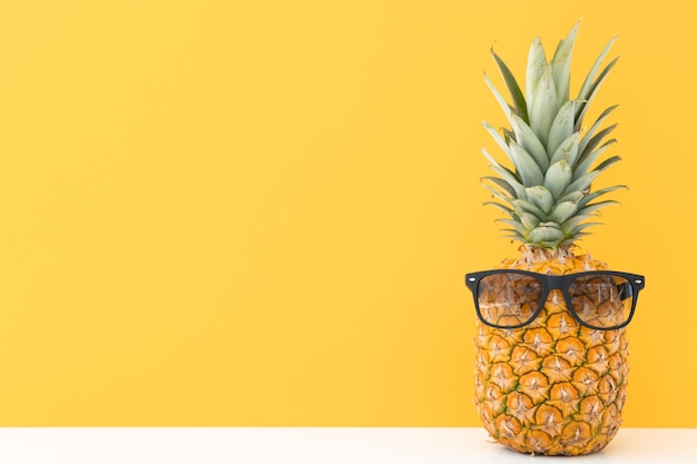 Creatieve ananas met zonnebril geïsoleerd op kleur achtergrond zomervakantie beach