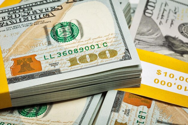 Creatieve bedrijfsfinanciering die geld verdient, stapels bundels van 100 Amerikaanse dollarbiljetten van dichtbij