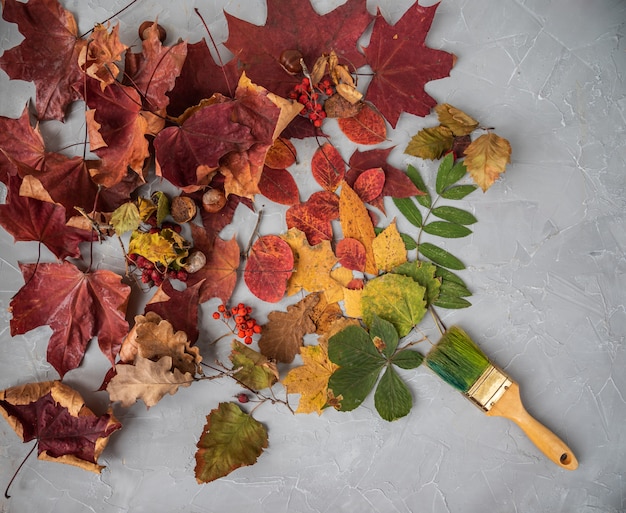 Creatieve bovenaanzicht flat lag herfst samenstelling concept.