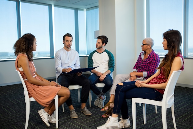 Creatieve business team bespreken op kantoor