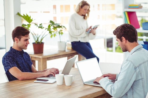 Creatieve businessteam werken met computers