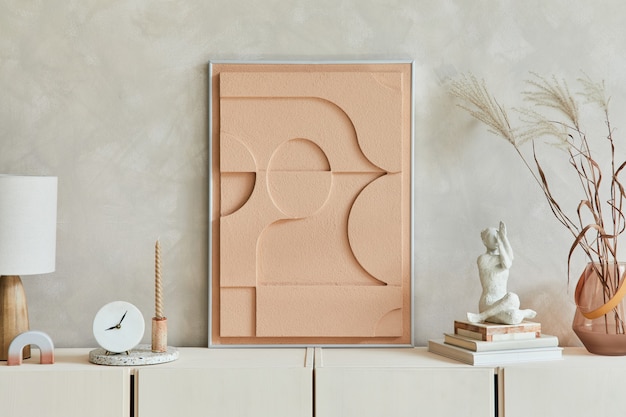 Creatieve compositie van modern beige woonkamerinterieur met mock-up structuurschildering, beige houten dressoir en boho-geïnspireerde persoonlijke accessoires. Sjabloon.