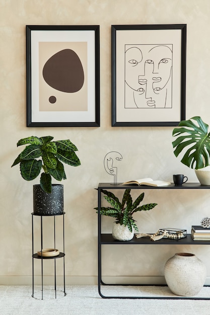 Creatieve compositie van stijlvol modern woonkamerinterieur met twee mock-up posterframes, zwarte geometrische commode, planten en persoonlijke accessoires. Neutrale kleuren. Sjabloon.