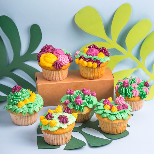 Creatieve dessertmuffin met kleurrijke roomdecoratie