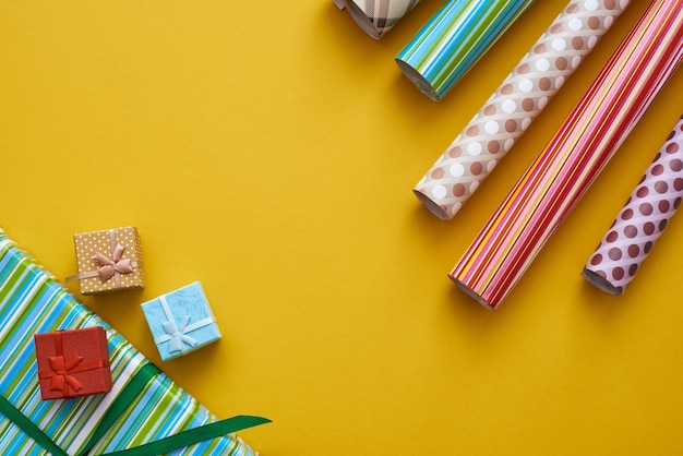 Creatieve geschenkverpakkingsdoosverpakking met heldere en kleurrijke geschenkverpakkingsrollen