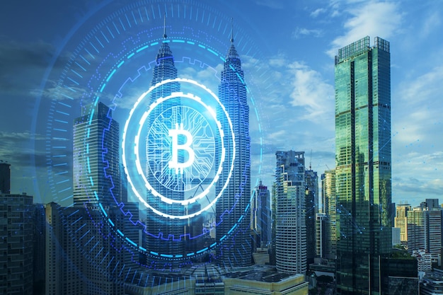 Creatieve gloeiende ronde bitcoin hologram op wazige achtergrond van de stad Cryptocurrency en financiën concept Dubbele blootstelling