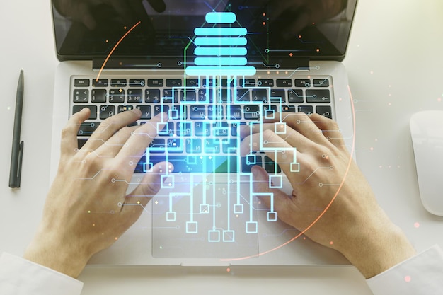 Creatieve gloeilamp met chiphologram en handen die op het toetsenbord van de computer typen op de achtergrond Kunstmatige intelligentie en neurale netwerken concept Multiexposure