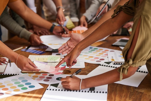 Creatieve handen en kleurenpalet op wijzen in vergaderingsplanning of brainstormen ontwerpstrategie op kantoor Hand van groepsinterieurontwerpers in teamwerk projectplan of staalideeën voor opstarten