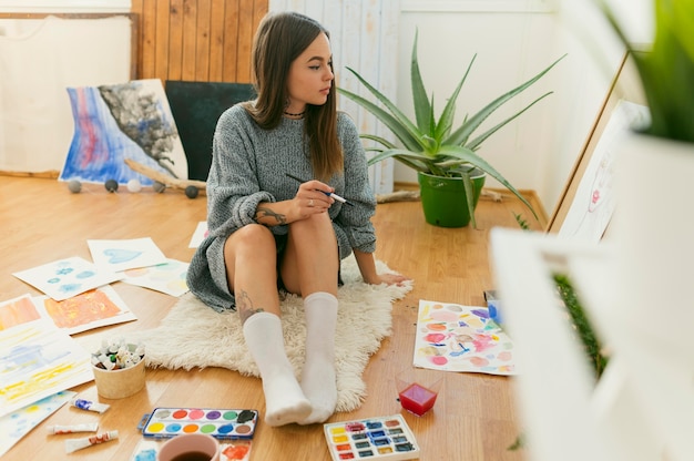 Creatieve hedendaagse schilder in haar kunstatelier