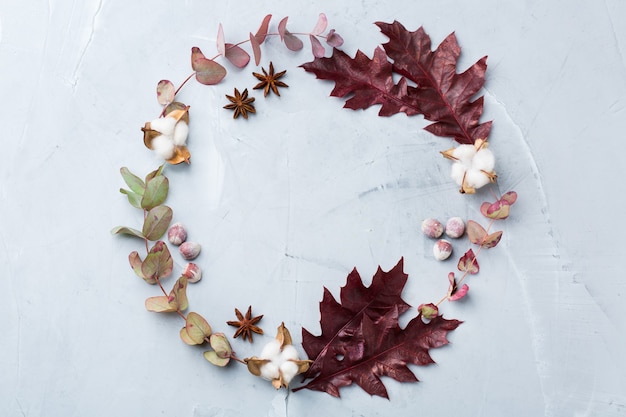 Creatieve herfst herfst thanksgiving day compositie met decoratieve gedroogde bladeren. Plat lag, bovenaanzicht, kopieer ruimte, stilleven pastel achtergrond voor wenskaart