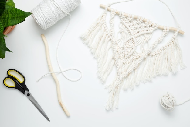 Creatieve hobby handgemaakte macrame voor huisdecoratie Gereedschappen en materialen voor macramé weven