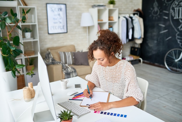 Creatieve jonge vrouw die werkt vanuit huis