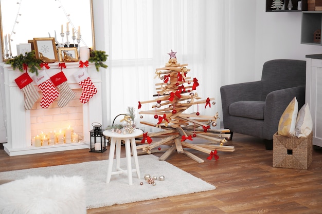 Creatieve kerstboom in woonkamerinterieur