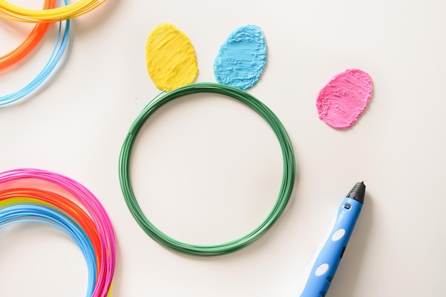 Creatieve kleurrijke eieren van plastic voor paasvakantie regenboog plastic filamenten met voor d pen leggen