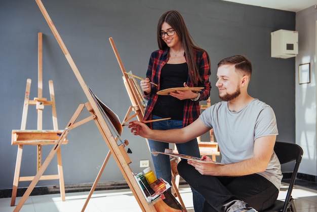 Creatieve kunstenaars hebben een kleurrijke foto op olieverf geschilderd met olieverf in de studio