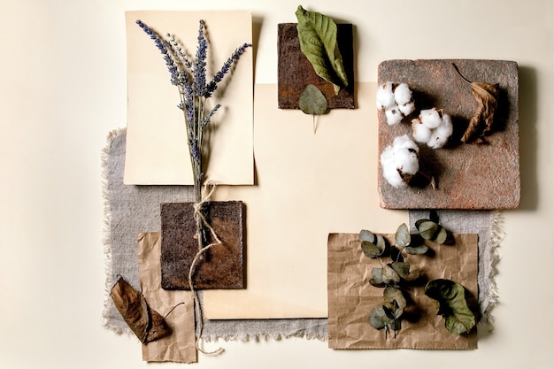 Creatieve lay-out abstracte geometrie lege vierkanten van nature materialen papier, textiel, hout en stenen met droge bladeren en bloemen. Plat leggen. Ruimte voor eventuele producten.