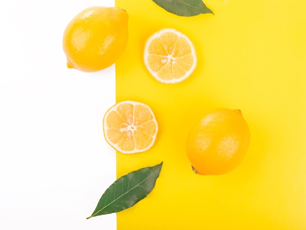 Creatieve lay-out gemaakt van citroen. Plat leggen. Voedsel concept.