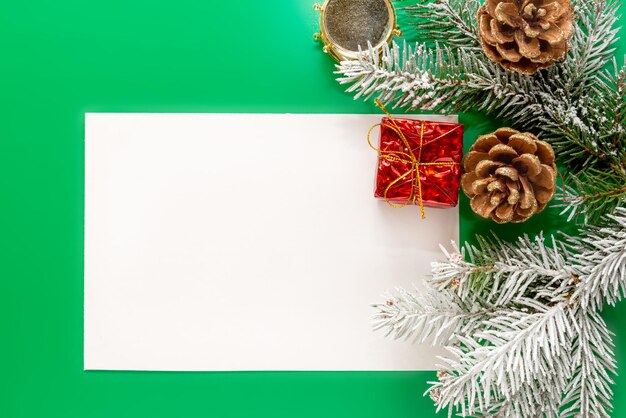 Creatieve lay-out gemaakt van kerstboomtakken met papieren kaartnotitie. Kerstmis en Nieuwjaar concept.