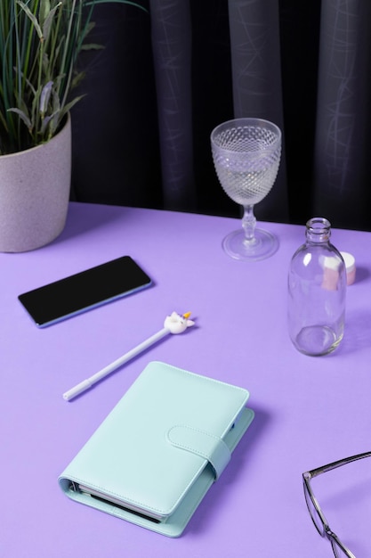 Creatieve lay-out met briefpapier koffiekopje en smartphone op paarse tafel