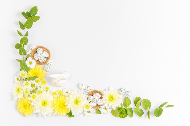 Creatieve lay-out samenstelling van bloemen en paaseieren op pastel achtergrond.