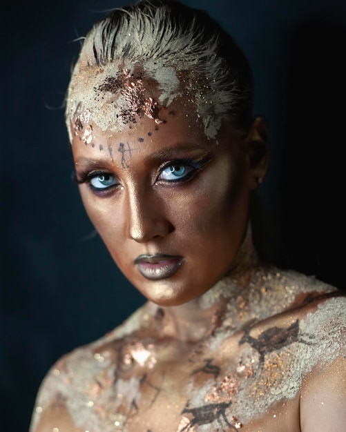 Foto creatieve make-up in de stijl van prehistorische grotschilderingen