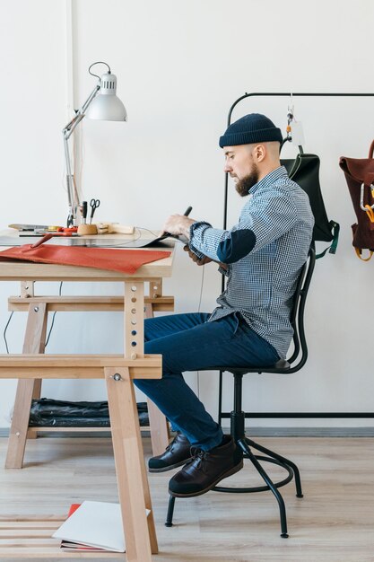 Foto creatieve man aan het bureau