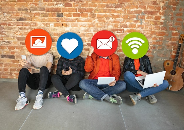 Creatieve millennials die sociale media verbinden en delen Moderne UI-pictogrammen als hoofden
