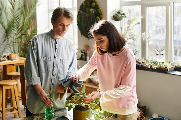 Creatieve momenten in een kunststudio inspireren tot samenwerking tussen kunstenaars en de natuur