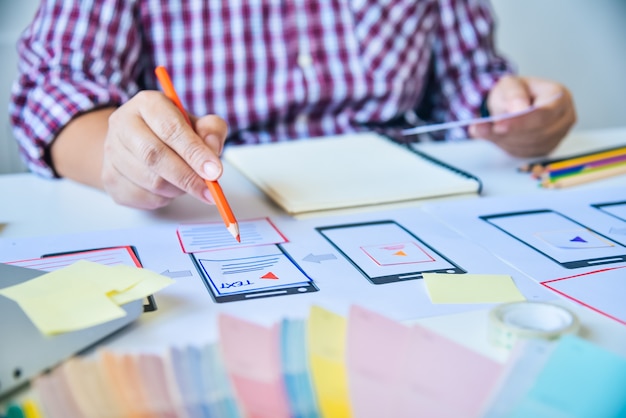 Creatieve ontwerper die op kantoor werkt