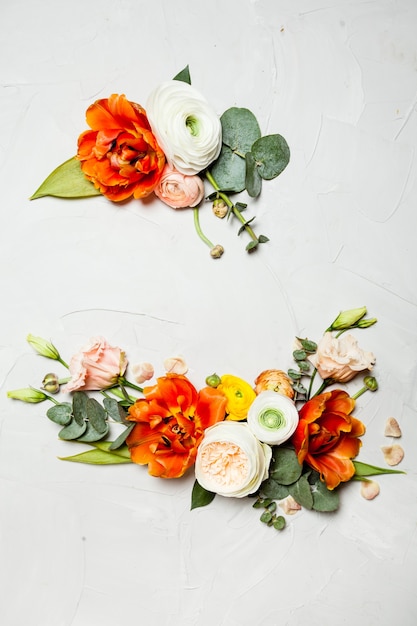 Creatieve oranje en beige bloemen platliggende rand voor vakantiegroeten