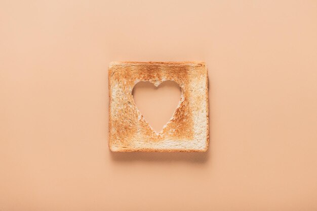 Creatieve oranje minimalistische achtergrond met toast bovenaanzicht