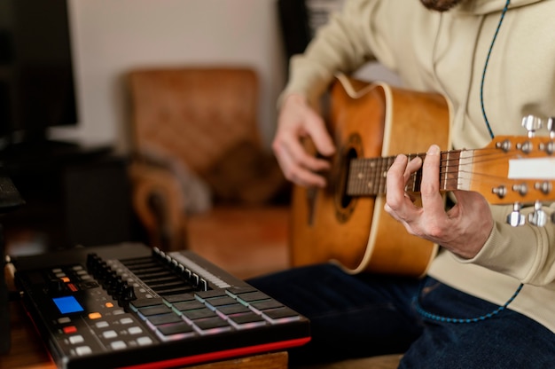 Foto creatieve persoon die muziek oefent