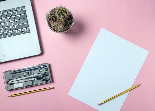 Creatieve platliggende foto van werkruimtebureau met laptoppotloden, cactus en notitieboekje