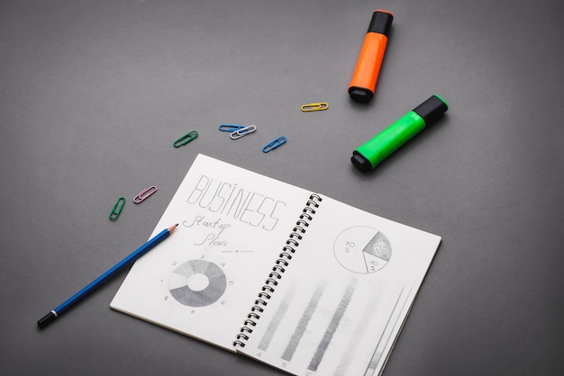 Creatieve schets in spiraalvormige blocnote met laptop op bureau. Startplan voor bedrijven.