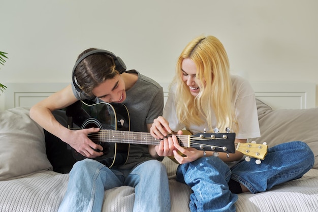 Creatieve tieners vrienden met muziekinstrumenten akoestische gitaar en ukelele