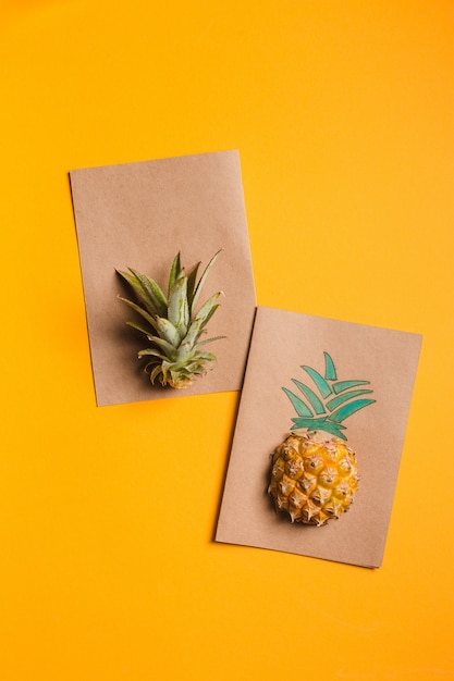 Creatieve tropische wenskaarten met ananas en de kroon