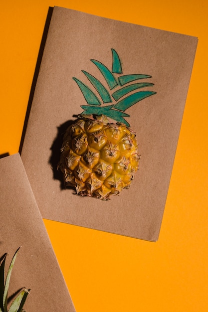 Creatieve tropische wenskaarten met ananas