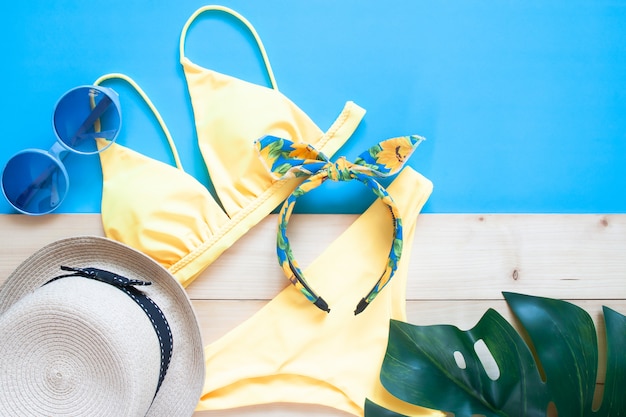 Creatieve vlakke lay-out van trendy bikini en zomeraccessoires. reizen vakantie concept