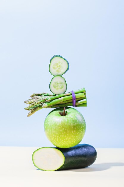 Foto creatieve voedselbalans groenten evenwicht op blauwe achtergrond