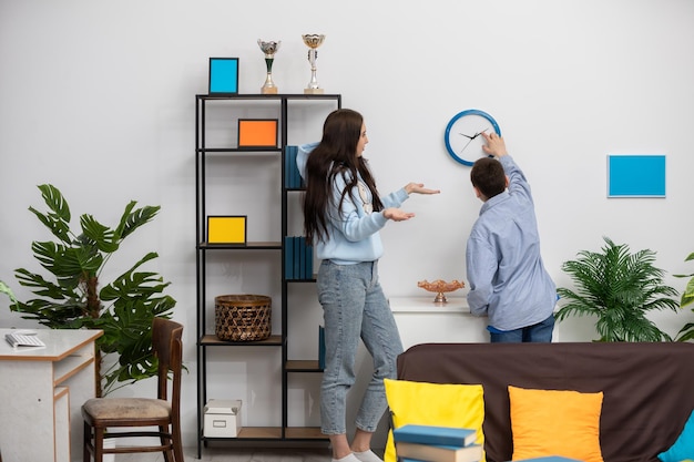 Creatieve vrienden die samenwerken om een moderne woonkamer uitnodigend en stijlvol te maken