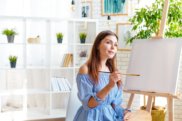 Creatieve vrouw die in kunststudio werkt