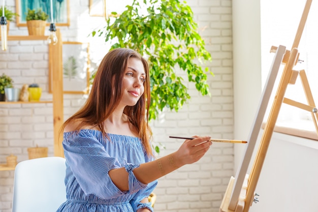 Creatieve vrouw die in kunststudio werkt