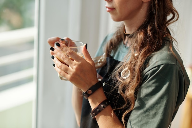 Creatieve Vrouw Koffie Drinken