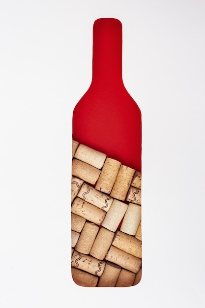 Foto creatieve wijnfles met houten kurken binnen. vorm van fles vooraan op papier concept voor wijnmakerij, degustatiebar. plat lag met lege ruimte voor tekst.
