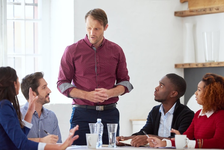 Foto creatieve zakelijke diversiteit en discussie voor de bespreking van deals of start-ups voor planning en koffie b2b crm en notities voor bijeenkomsten of brainstorming op kantoor voor ontwerp samenwerking teamwerk