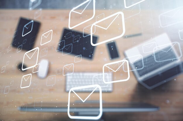 写真 現代のコンピューターの背景の電子メールと通知の概念に創造的な抽象的な郵便封筒ホログラム